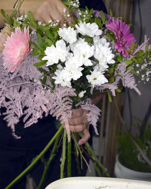 Ramo de margaritas blancas, gerbera rosa y astilbe
